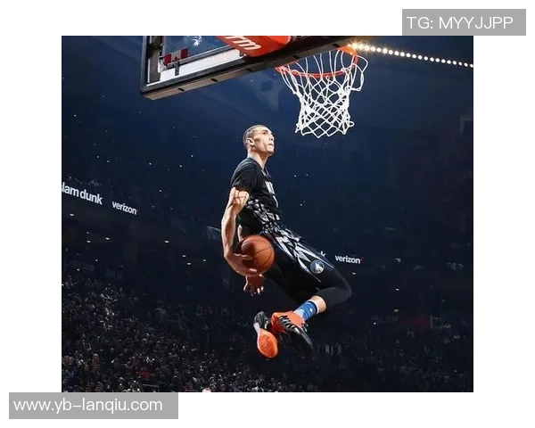 他以2米36的惊人高度轻松扣篮创下美国大学篮球历史新纪录